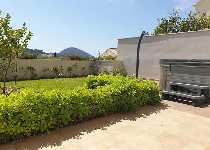 Abelia, Two Terraces, Hot Tub, Free Parking