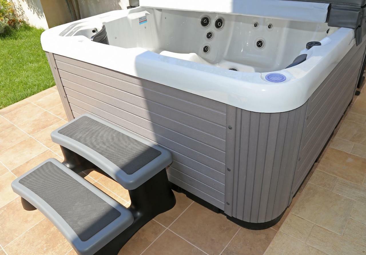 Abelia, Two Terraces, Hot Tub, Free Parking *